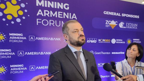 Министр экономики Геворг Папоян на форуме Горнодобывающая промышленность (3 октября 2025). Цахкадзор - Sputnik Армения