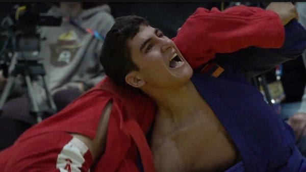 В финальном поединке весовой категории до 58 кг на чемпионате мира по самбо среди юниоров и юношей, прошедшем в Индонезии, Роберт Симонян стал чемпионом мира по самбо среди юниоров (3 октября 2025). Индонезия - Sputnik Армения