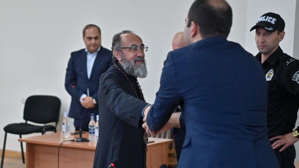 Предводитель Ширакской епархии архиепископ Микаэл Аджапахян после оглашения приговора суда (03 октября 2025). Еревaн - Sputnik Армения