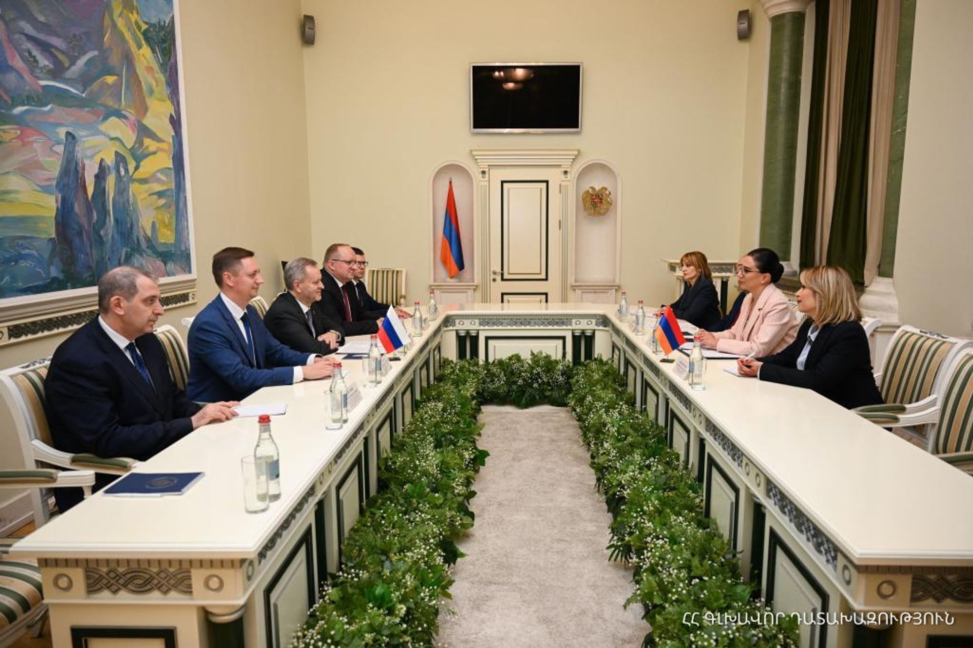 Генеральный прокурор Республики Армения Анна Вардапетян приняла делегацию во главе с заместителем Генерального прокурора Российской Федерации Петра Городова (04 октября 2025). Еревaн - Sputnik Армения, 1920, 04.10.2025