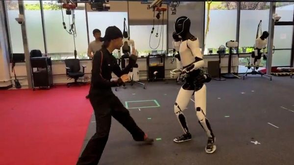 Илон Маск опубликовал видео, на котором гуманоидный робот Optimus тренируется в стиле боевых искусств кунг-фу - Sputnik Армения