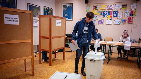 Мужчина голосует во время парламентских выборов в Остраве, Чешская Республика - Sputnik Армения