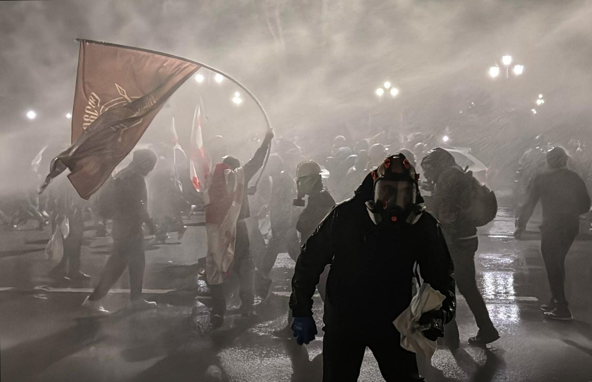 Стычки участников митинга оппозиции с полицией в Тбилиси (4 октября 2025). Грузия - Sputnik Արմենիա, 1920, 05.10.2025