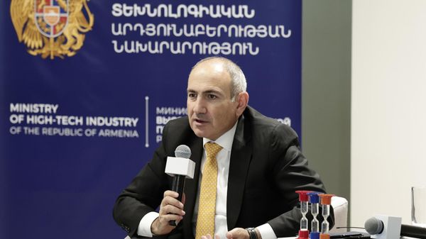 Премьер-министр Никол Пашинян проводит брифинг в рамках открытия здания бизнес-акселератора Инженерный городок (5 октября 2025). Еревaн - Sputnik Армения
