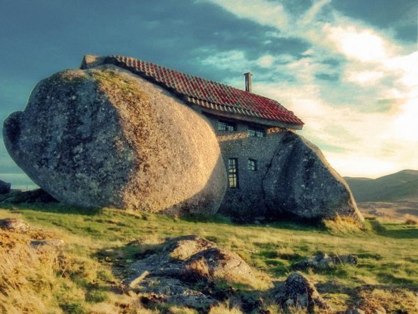 "Дом-камень" в округе Брага, ПортугалияЗагородный "дом-камень" из монолитных валунов, дерева и черепицы архитектор построил для себя и своей семьи - Sputnik Армения
