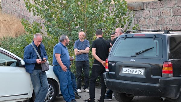 Родные погибших и пропавших без вести во дворе здания суда (6 октября 2025). Ереван - Sputnik Армения