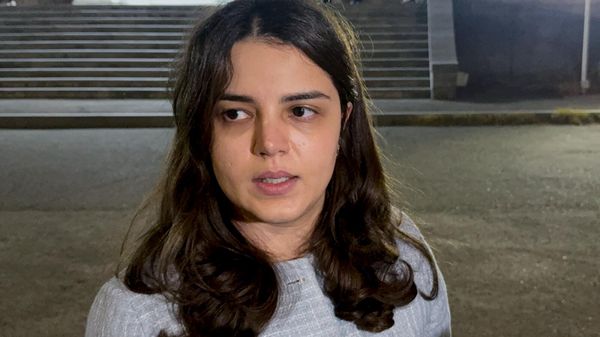 Адвокат Татевик Согоян общается с прессой во дворе здания суда (6 октября 2025). Ереван - Sputnik Армения