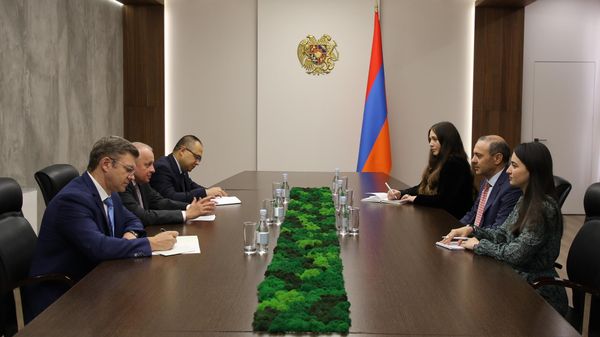 Cекретарь Совета национальной безопасности Армен Григорян принял Чрезвычайного и Полномочного Посла РФ Сергея Копыркина (7 октября 2025). Еревaн - Sputnik Армения