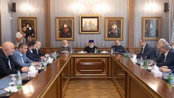 Католикос всех армян принял высокопоставленных государственных лиц Армении - Sputnik Армения