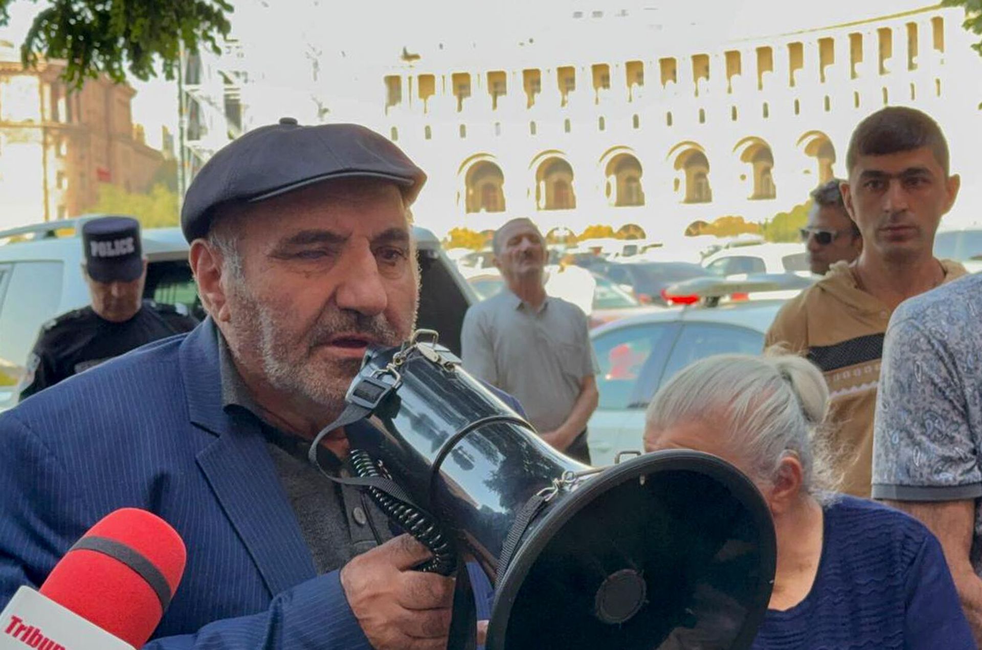Сурен Шабоян в числе группы вынужденных переселенцев из Нагорного Карабаха проводит акцию у здания правительства (9 октября 2025). Еревaн - Sputnik Армения, 1920, 09.10.2025