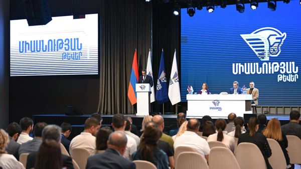 Арман Татоян на брифинге представляет свою партию Крылья единства (9 октября 2025). Еревaн - Sputnik Արմենիա