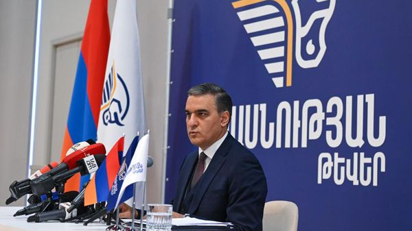 Арман Татоян дает пресс-конференцию по итогам презентации своей партии Крылья единства (9 октября 2025). Еревaн - Sputnik Армения