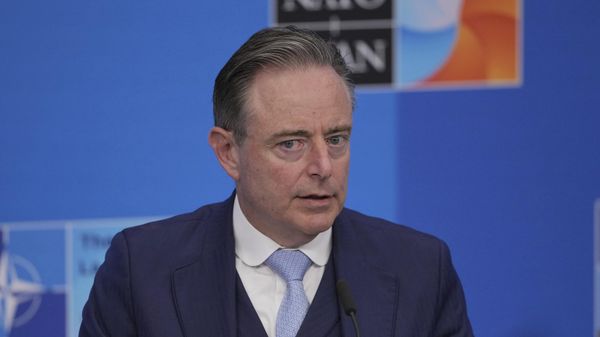 Премьер-министр Бельгии Барт де Вевер общается с прессой по прибытии на саммит НАТО в Гааге (25 июня 2025). Нидерланды - Sputnik Армения