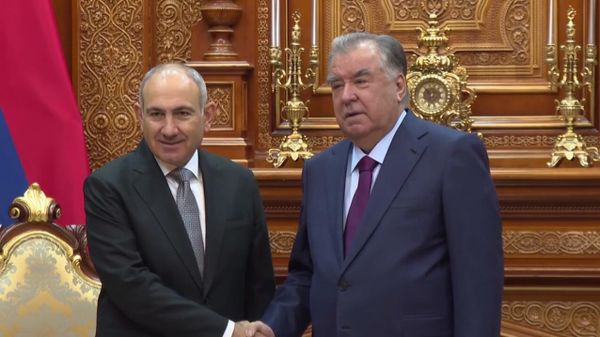 Премьер-министр Никол Пашинян в рамках заседания Совета глав стран СНГ встретился с президентом Таджикистана Эномали Рахмоном - Sputnik Армения