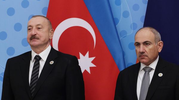 Премьер-министр Армении Никол Пашинян и президент Азербайджана Ильхам Алиев во время общего фотографирования участников заседания совета глав государств СНГ (10 октября 2025). Душанбе - Sputnik Армения