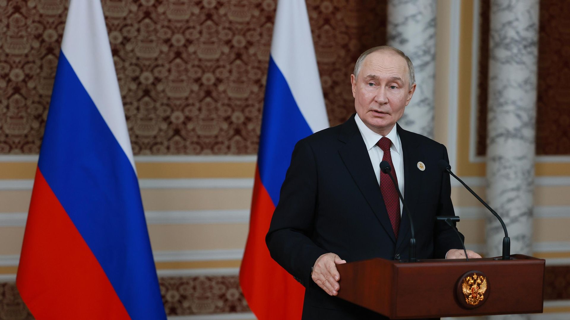 Президент РФ Владимир Путин выступает перед представителями СМИ после участия в заседании совета глав государств СНГ и проведения двусторонней встречи (10 октября 2025). Душанбе - Sputnik Արմենիա, 1920, 10.10.2025