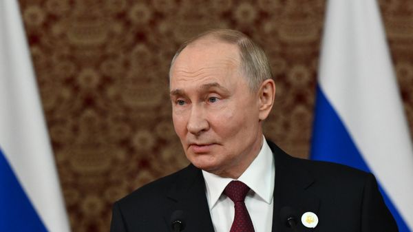 Президент РФ Владимир Путин выступает перед представителями СМИ после участия в заседании совета глав государств СНГ и проведения двусторонней встречи (10 октября 2025). Душанбе - Sputnik Армения