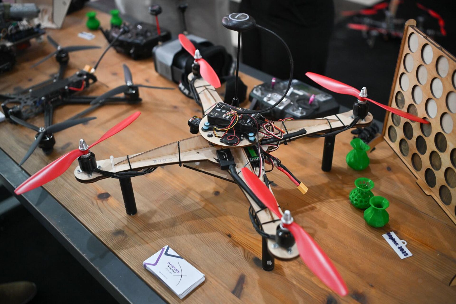 Стенд лицея Реальная школа на выставке высоких технологий DigiTec 2025 в Ереване - Sputnik Армения, 1920, 11.10.2025