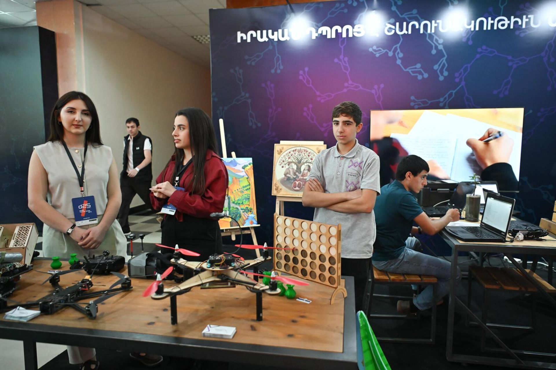 Стенд лицея Реальная школа на выставке высоких технологий DigiTec 2025 в Ереване - Sputnik Армения, 1920, 11.10.2025