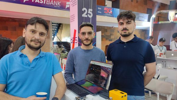 Հովհաննես և Արեգ Մկրտումյան եղբայրները (ձախից) ու ընկերության աշխատակից Հայկ Բաբայանը - Sputnik Արմենիա