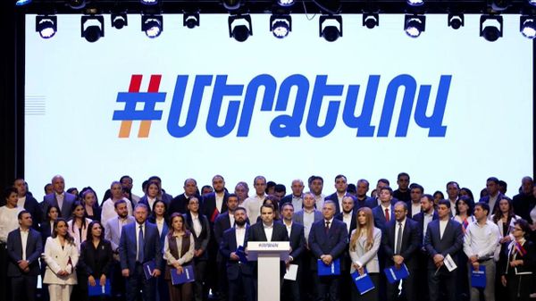 Нарек Карапетян проводит первую отчётную встречу движения «По-своему» (11 октября 2025). Еревaн - Sputnik Армения