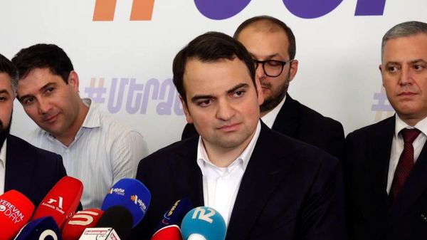 Нарек Карапетян проводит первую отчётную встречу движения По-своему (11 октября 2025). Еревaн - Sputnik Армения