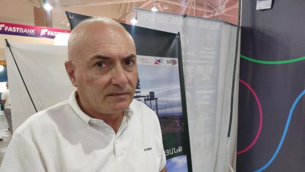 Основатель и директор компании Ур Ваагн Андраник Сиреканян на выставке высоких технологий DigiTec 2025 в Ереване - Sputnik Армения