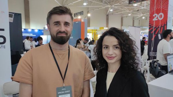 Исполнительный директор ИТ-компании Bravin Олег Четрян и операционный директор Лилия Четрян на выставке высоких технологий DigiTec 2025 в Ереване - Sputnik Армения
