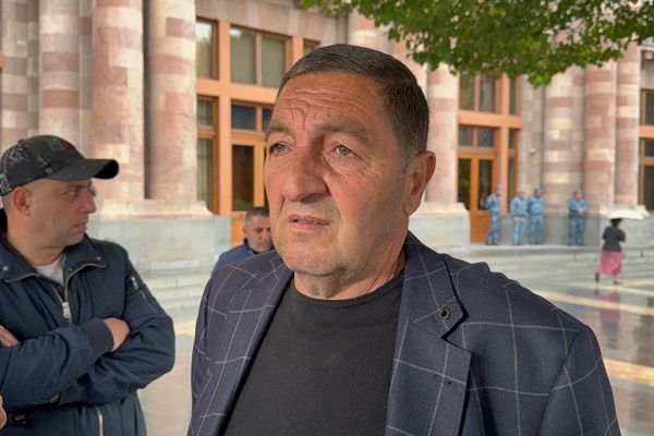 Артур Шаумян во время акции протеста у Дома правительства (13 октября 2025). Еревaн - Sputnik Армения