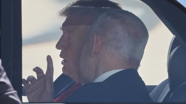 Президент США Дональд Трамп беседует с премьер-министром Израиля Биньямином Нетаньяху в машине после церемонии приветствия в аэропорту Бен-Гурион недалеко от Тель-Авива (13 октября 2025). Израиль - Sputnik Армения