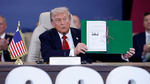 Президент США Дональд Трамп подписывает соглашение о прекращении огня в секторе Газа (13 октября 2025). Шарм-Эль-Шейх - Sputnik Армения