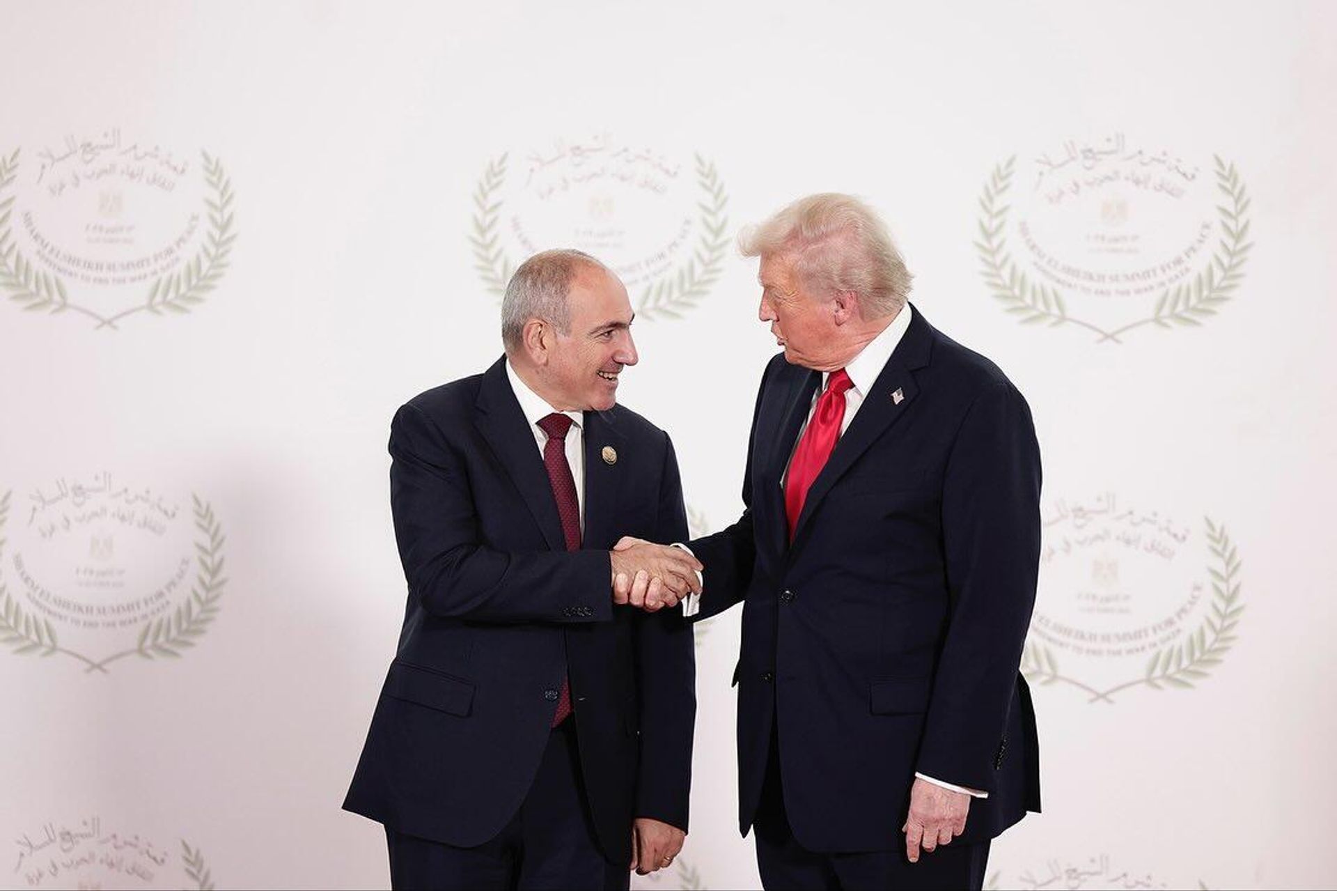 Премьер-министр Никол Пашинян и президент США Дональд Трамп на встрече с лидерами стран Европы и Ближнего Востока (13 октября 2025). Шарм-Эль-Шейх - Sputnik Արմենիա, 1920, 14.10.2025