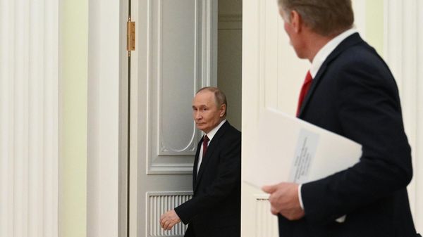 Президент Владимир Путин и его пресс-секретарь Дмитрий Песков - Sputnik Армения