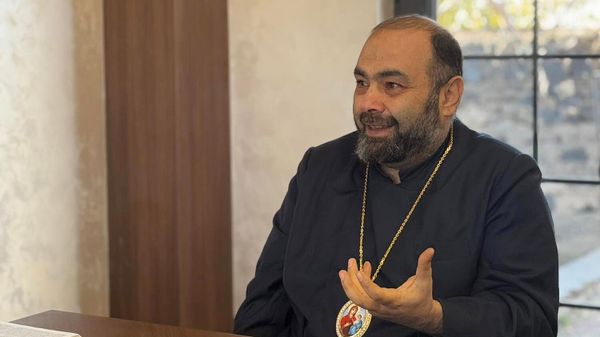 Предстоятель Арагацотнской епархии ААЦ епископ Мкртыч Прошян на очередном заседании председателей епархиальных молодежных союзов (23 ноября 2024). Аштарак - Sputnik Армения