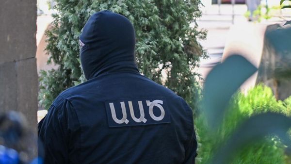 Сотрудники силовых структур Армении проводят обыски на территории Арагатонской епархии ААЦ (15 октября 2025). Аштарак - Sputnik Армения