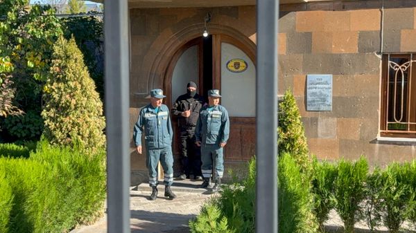 Сотрудники силовых структур Армении проводят обыски на территории Арагатонской епархии ААЦ (15 октября 2025). Аштарак - Sputnik Армения