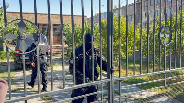 Сотрудники силовых структур Армении проводят обыски на территории Арагатонской епархии ААЦ (15 октября 2025). Аштарак - Sputnik Армения