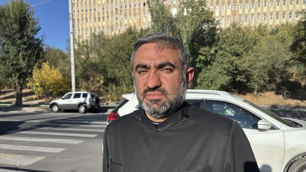 Փառեն քահանա Առաքելյան
 - Sputnik Արմենիա