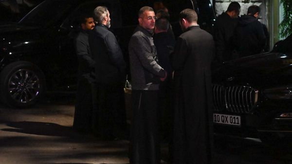 Священники у суда, рассматривающего дело  предстоятеля Арагацотнской епархии, епископа Мкртыча Прошяна (15 октября 2025). Еревaн - Sputnik Армения
