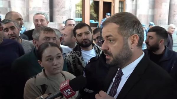 Министр экономики Геворг Папоян общается с водителями грузовых машин, проводящими акцию на площади Республики (16 октября 2025). Еревaн - Sputnik Армения