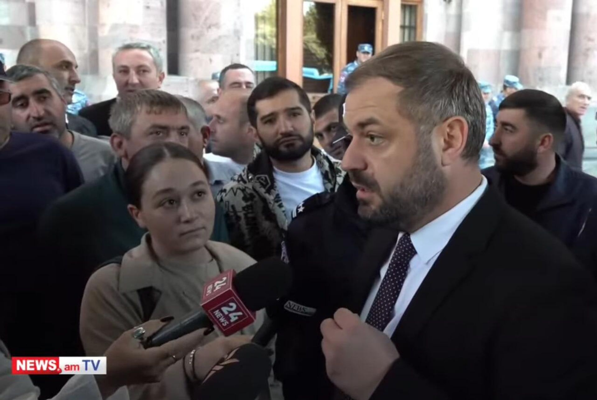 Министр экономики Геворг Папоян общается с водителями грузовых машин, проводящими акцию на площади Республики (16 октября 2025). Еревaн - Sputnik Արմենիա, 1920, 16.10.2025