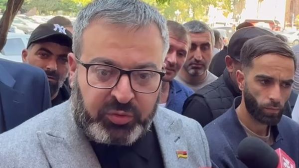 Гарник Даниелян общается с прессой и с водителями грузовых машин, проводящими акцию на площади Республики (16 октября 2025). Еревaн - Sputnik Армения