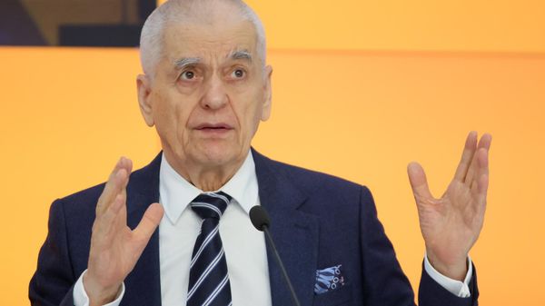 Геннадий Онищенко во время видеомоста Москва — Минск — Астана — Бишкек — Ереван с подключением пресс-центра Sputnik Армения на тему Биобезопасность стран ЕАЭС (16 октября 2025). Москва - Sputnik Армения
