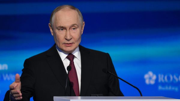 Президент РФ Владимир Путин выступает на пленарном заседании Создавая энергетику будущего вместе в рамках международного форума Российская энергетическая неделя (16 октября 2025). Москвa - Sputnik Армения