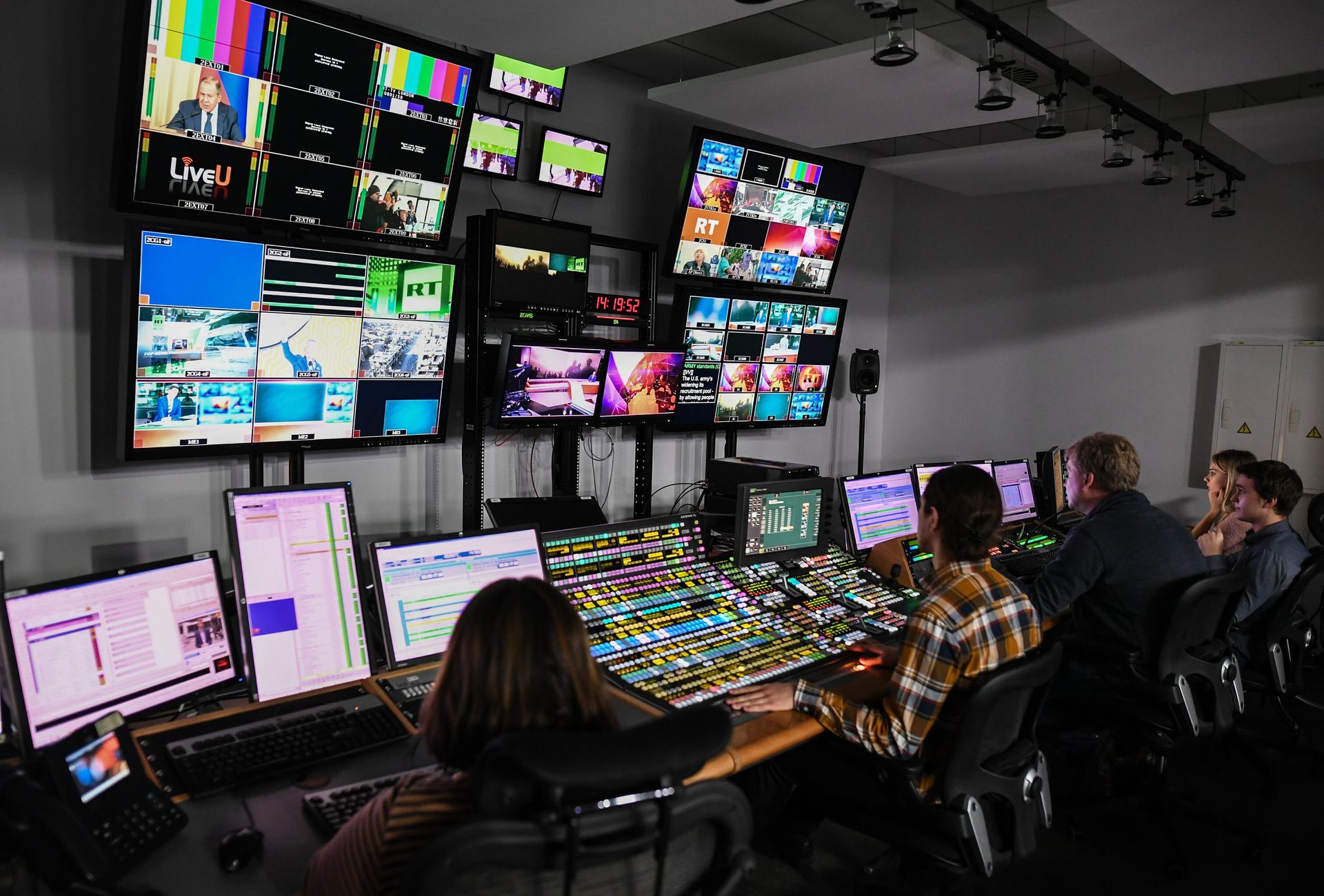 Сотрудники в студии телеканала Russia Today  - Sputnik Արմենիա, 1920, 17.10.2025