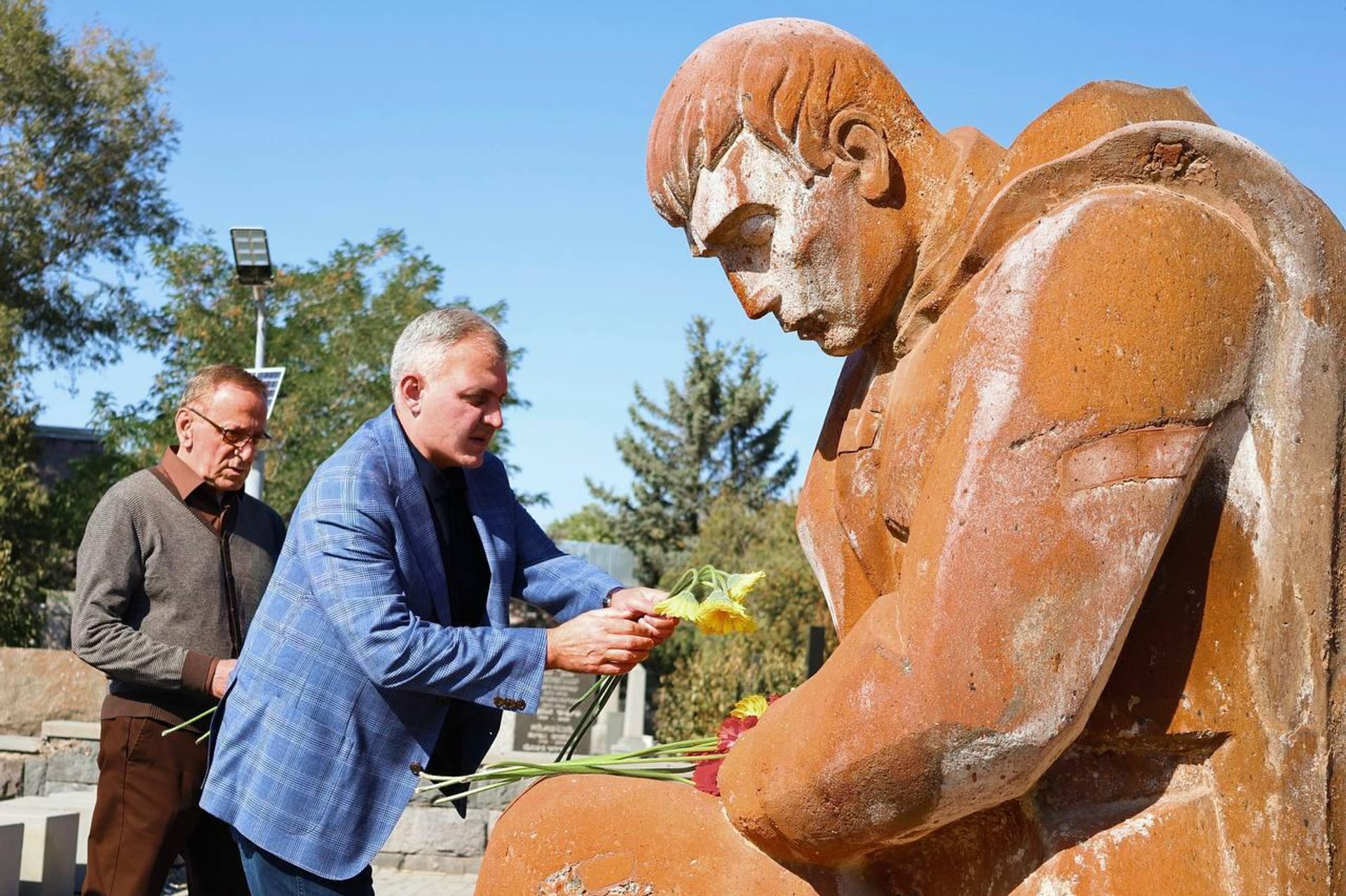 Дом Москвы в Ереване провел субботник в мемориальном комплексе захоронений воинов ВОВ (17 октября 2025). Еревaн Дом Москвы в Ереване провел субботник в мемориальном комплексе захоронений воинов ВОВ (17 октября 2025). Еревaн - Sputnik Армения, 1920, 18.10.2025