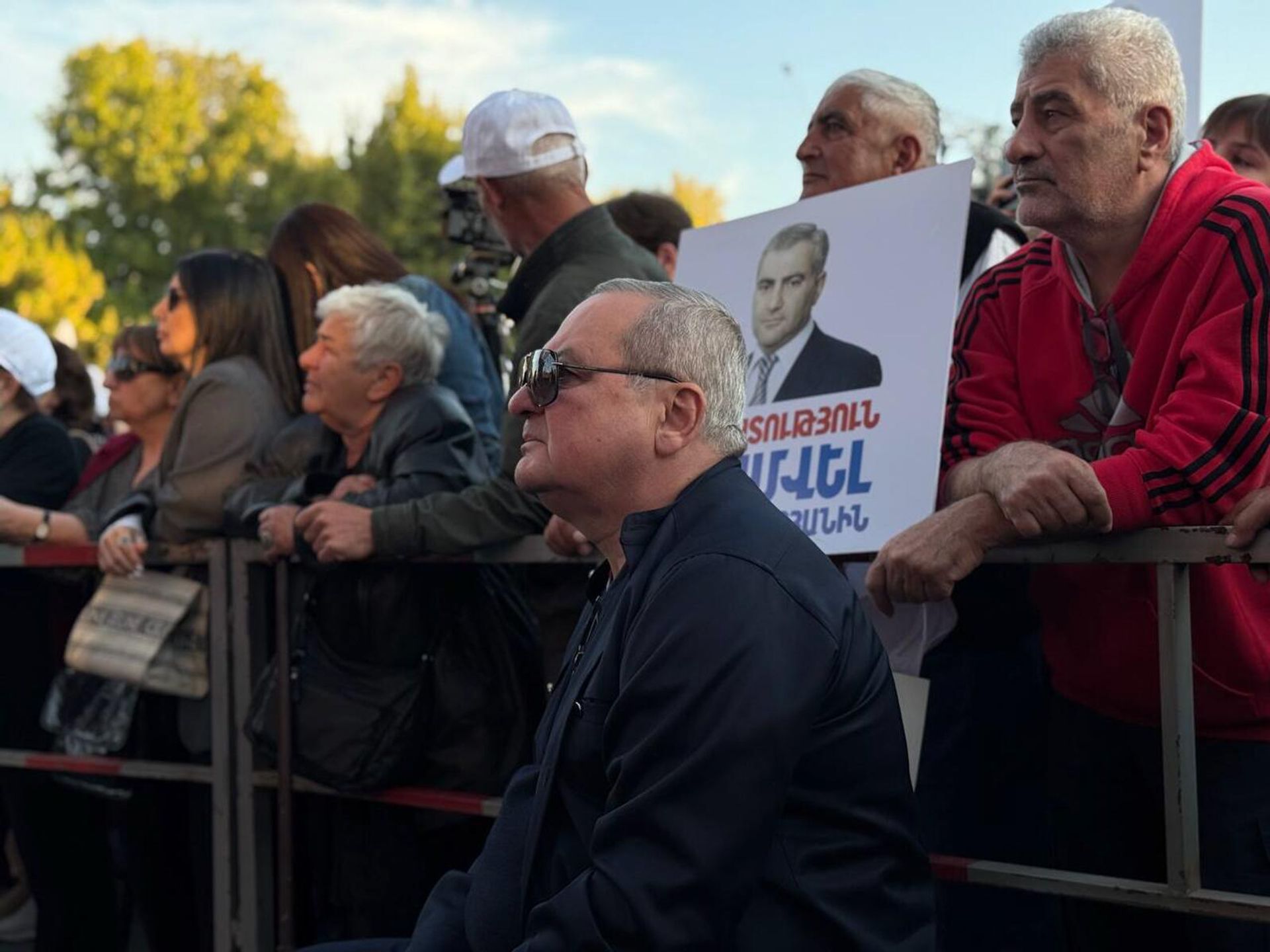 Брат Самвела Карапетяна, Карен Карапетян, на акции в поддержку Самвела Карапетяна и других заключенных на площади Свободы (18 октября 2025). Еревaн Брат Самвела Карапетяна, Карен Карапетян, на акции в поддержку Самвела Карапетяна и других заключенных на площади Свободы (18 октября 2025). Еревaн - Sputnik Армения, 1920, 18.10.2025