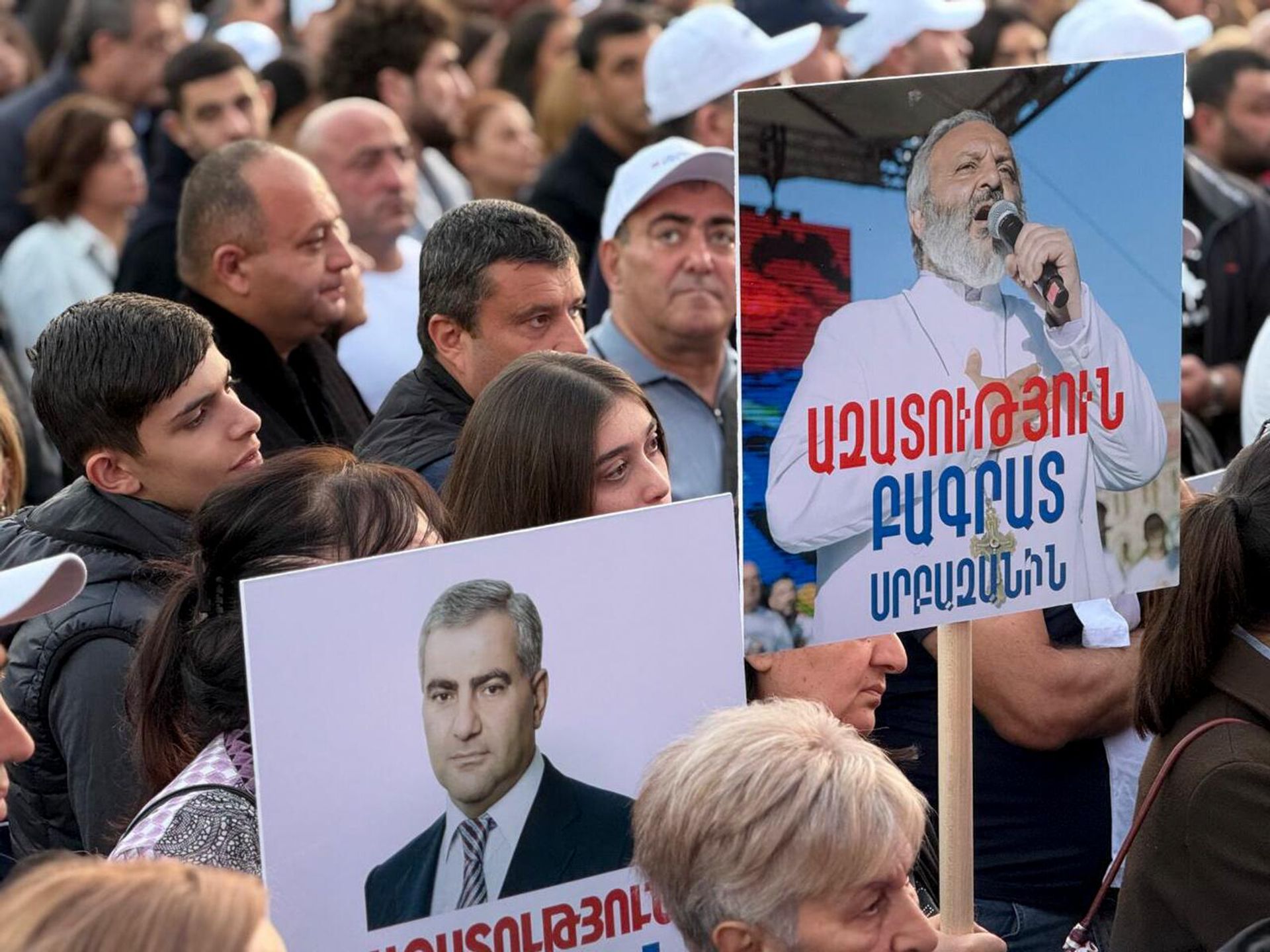 Участники акции в поддержку Самвела Карапетяна и других заключенных на площади Свободы (18 октября 2025). Еревaн Участники акции в поддержку Самвела Карапетяна и других заключенных на площади Свободы (18 октября 2025). Еревaн - Sputnik Армения, 1920, 18.10.2025
