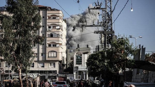 Дым после удара израильских ВВС по лагерю Эль-Бурейдж (19 октября 2025). Газа - Sputnik Армения