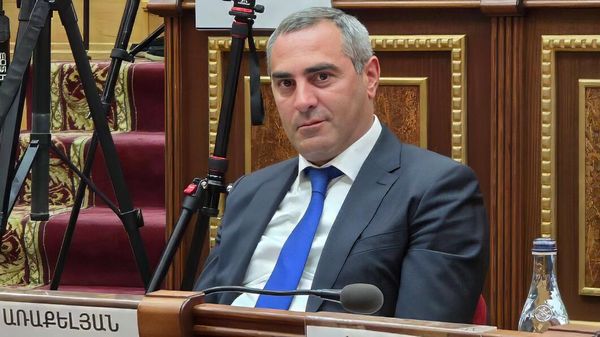 Вице-мэр Гюмри Аветис Аракелян во время  очередного заседания Совета старейшин (16 сентября 2025). Гюмри - Sputnik Армения